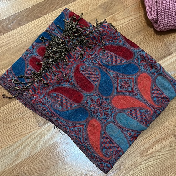 Lot of three scarves and winter beanie hat - Picture 3 of 6